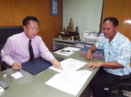 Pattaya PWA Manager Araya Ngamwongwan (left) and Waterworks Director Sarayuth Thonghieng (right) show plans to fix the broken pipes.